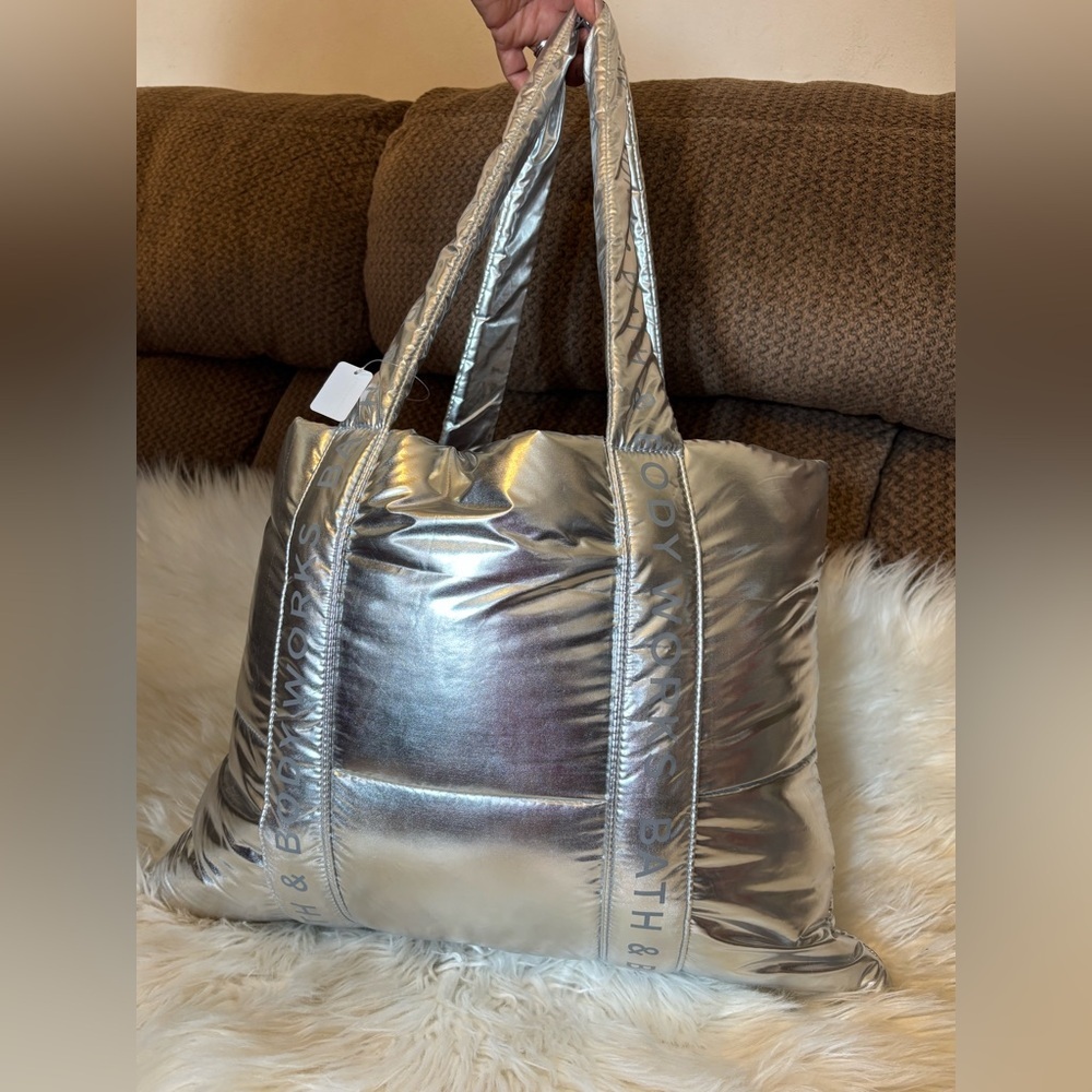 💜💜Silver Tote Bag. NWT bath and body works 💜💜